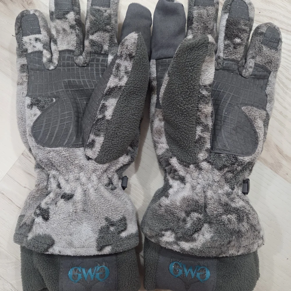 Gray Camouflage Fleece Gloves - Picture 3 of 3